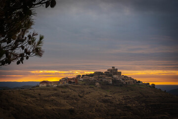 Amanecer sobre el pueblo de Ujué (Navarra, España)