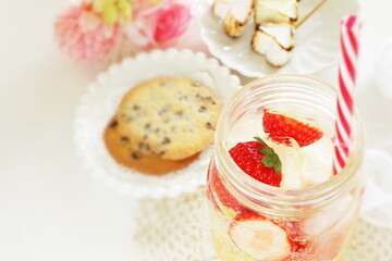strawberry soda and chocolate chips cookie