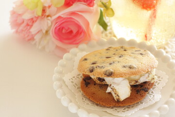 strawberry soda and chocolate chips cookie