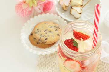 strawberry soda and chocolate chips cookie