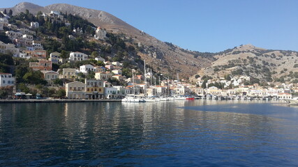 Village Grecque sur une colline face à la mer