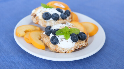 Sandwiches with cream cheese and fruits