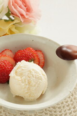 Vanilla ice-cream served with sliced strawberry