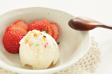 Vanilla ice-cream served with sliced strawberry