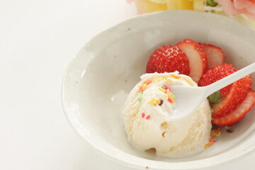 Vanilla ice-cream served with sliced strawberry