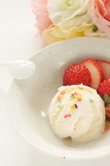 Vanilla ice-cream served with sliced strawberry