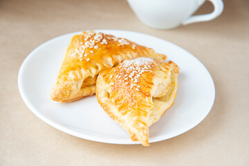 Puff with apples and sesame seeds