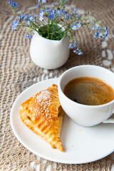 Apple samosa from puff pastry