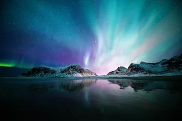 Foto op Plexiglas Aurora borealis on the Beach in Lofoten islands, Norway. Green northern lights above mountains. Night sky with polar lights. Night winter landscape. © Tracy Ben