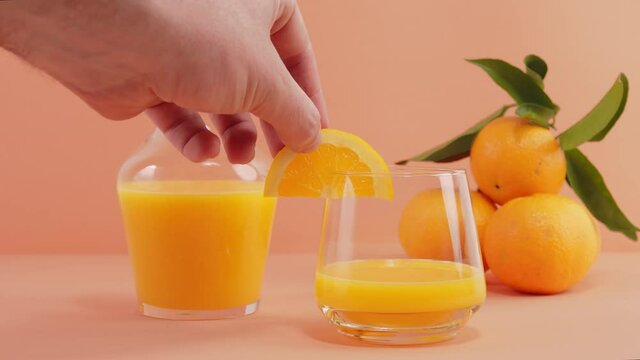 Trozo de naranja en baso de naranja