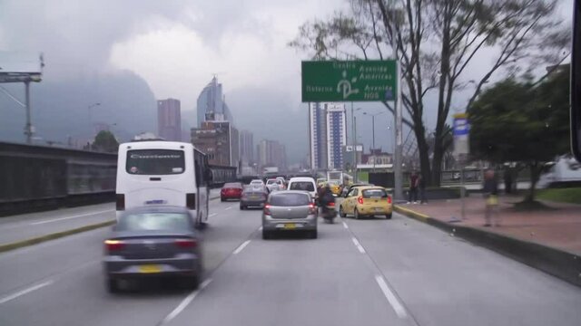 Trafic dense, voitures, bus et moto, Colombie