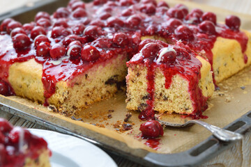 Fruchtiger Stracciatella-Kuchen mit roter Beeren-Grütze und Kirschen - Stracciatella cake covered with red fruit jelly and cherries
