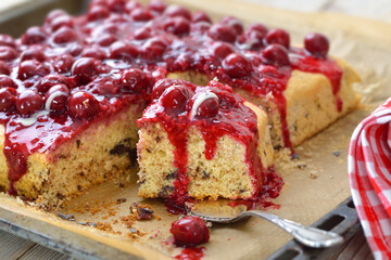 Fruchtiger Stracciatella-Kuchen mit roter Beeren-Grütze und Kirschen - Stracciatella cake covered with red fruit jelly and cherries