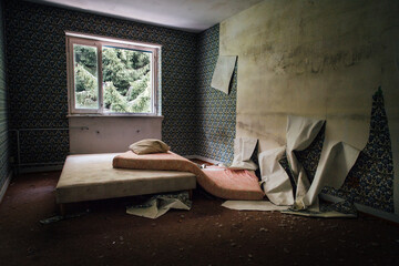une chambre détruite. Une chambre abandonnée. Une pièce squattée et abandonnée. Un bâtiment...