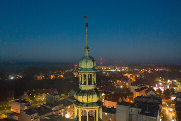Wieże ratusza w mieście Szprotawa w Polsce sfotografowane z drona. © boguslavus