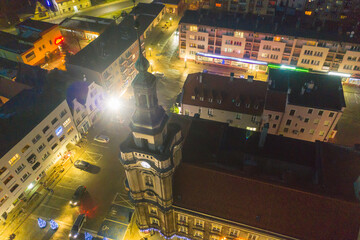 Wieże ratusza w mieście Szprotawa w Polsce sfotografowane z drona.
