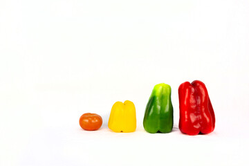 Pimientos de colores  y tomate rojo sobre fondo  blanco 