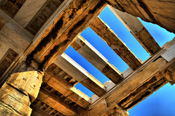 Vista de los principales monumentos de Atenas (Grecia). Acrópolis. Propíleos.