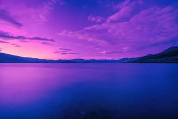 Fotobehang Violet Uitzicht op het Himalaya-meer in de vroege ochtend, het blauwe uurlandschap