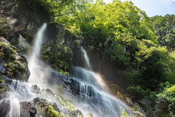 兵庫県・滝の水しぶきが眩しく陽光を反射