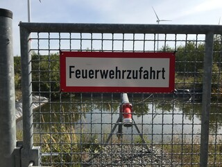 zaun mit schild feuerwehrzufahrt feuerwehr stausee löschteich