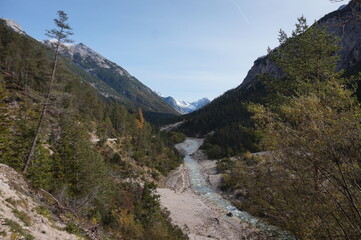 Fototapeta na wymiar Karwendelradtour entlang der Isar