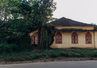 Fototapeta na wymiar Abandoned Portuguese house in Goa, India