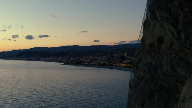Citt&agrave; di bova marina vista di notte vicino al mare in Calabria