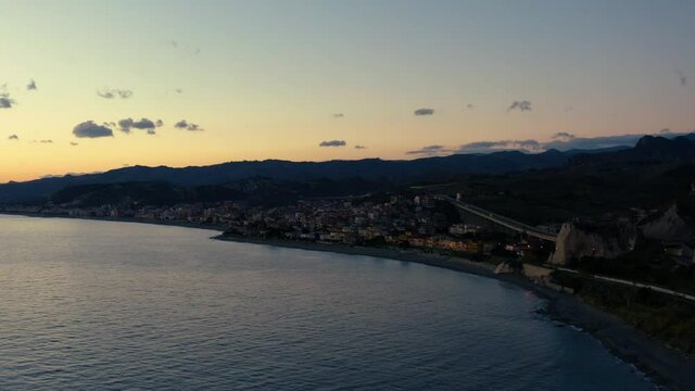 Citt&agrave; di bova marina vista di notte vicino al mare in Calabria