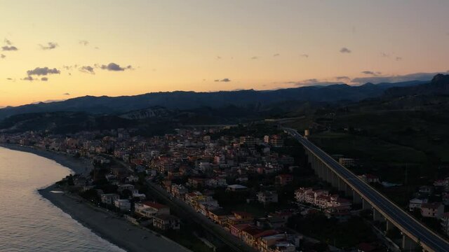 Citt&agrave; di bova marina vista di notte vicino al mare in Calabria
