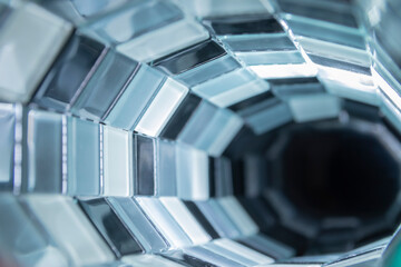 Tunel con mosaicos de vidrio