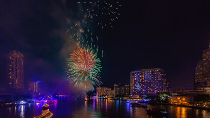 Fototapeta na wymiar Fireworks to celebrate New Year on the Chao Phraya River in Bangkok, Thailand.