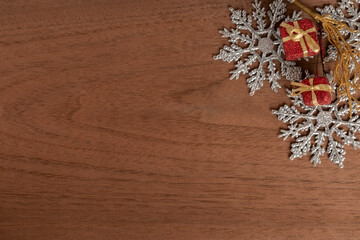 Obraz na płótnie Canvas Mesa de navidad. Tablero de madera con motivo navideño. Escritorio en Navidad. Panel navideño.