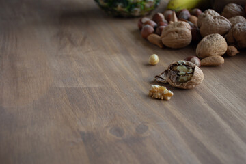 Fototapeta na wymiar Nuez y frutos secos sobre mesa de madera