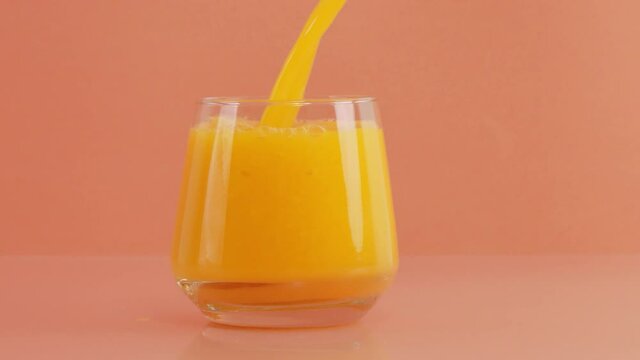 Zumo de naranja rebosando