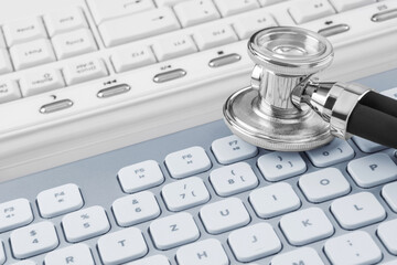 Online Medizin mit Stethoskop und PC Keybord