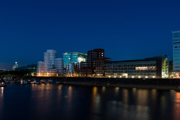 Fototapeta na wymiar Düsseldorf Skyline bei Nacht