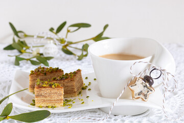 Weihnachtsplätzchen Baumkuchen-Plätzchen und Kafeetasse