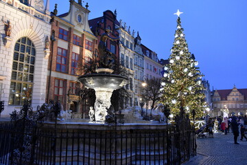Jarmark Bożonarodzeniowy w Gdańsku na Długim Targu w zabytkowej części miasta. 