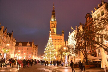 Fototapeta na wymiar Jarmark Bożonarodzeniowy w Gdańsku na Długim Targu w zabytkowej części miasta. 