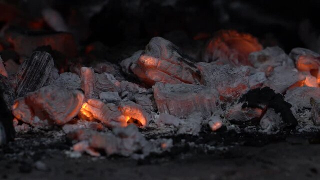 Primer plano brasas ardiendo