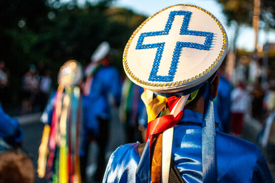 Chap&eacute;u com cruz azul bordada