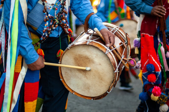 M&atilde;os tocando instrumento musica de Congada, manifesta&ccedil;&atilde;o cultural e religiosa afro-brasileira