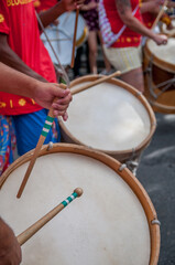 Tocadores de tambor no grupo de maracatu, no carnaval de São Paulo