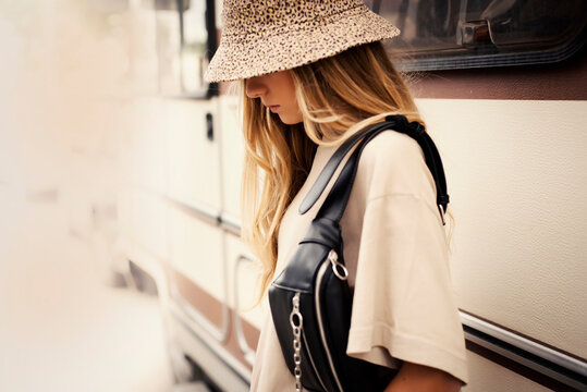 Chica con sombrero de balde y ri&ntilde;onera.