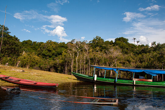 Barcos parados no rio negro, cen&aacute;rio tipico da regi&atilde;o Amaz&ocirc;nica. Manaus, Brasil