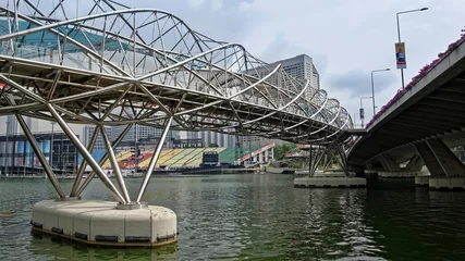 Deurstickers Helix Bridge Uitzicht op de Helixbrug vanaf de Marina Bay-boulevard