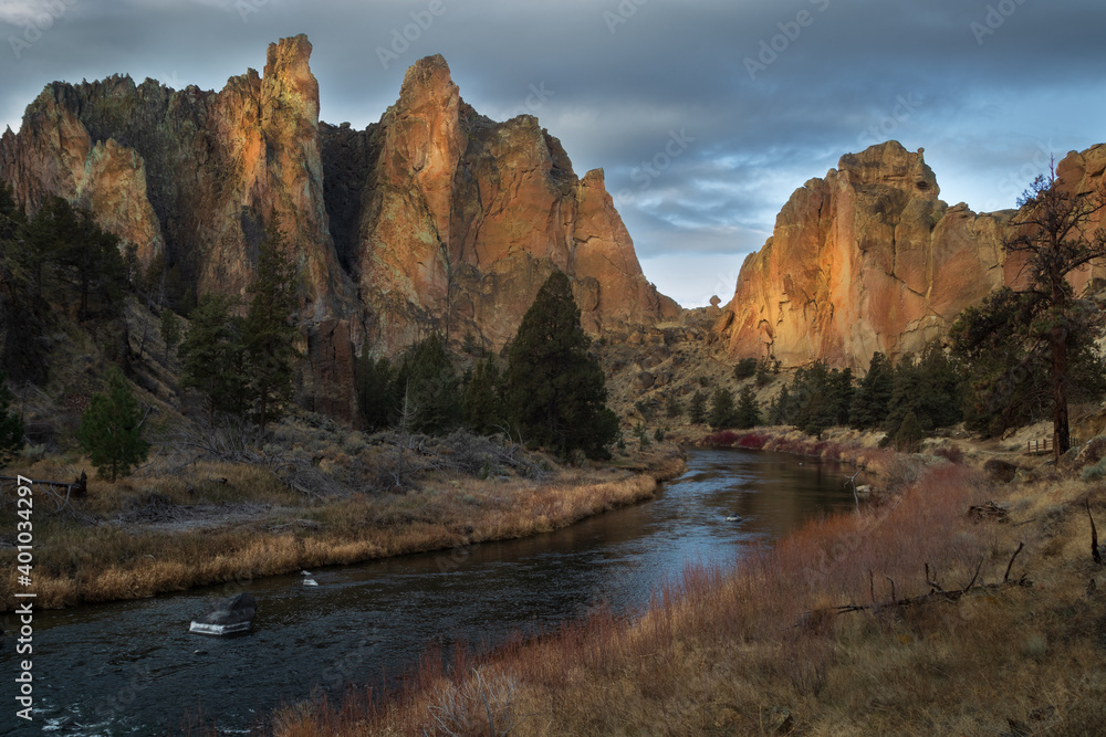 Wall mural sunrise at smith rock state park in central oregon