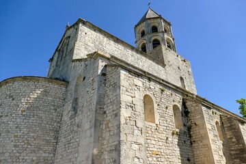Fototapeta na wymiar Façade et clocher octogonal de l’église Saint-Michel de La Garde-Adhémar