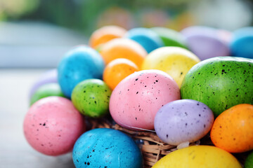 Osterkranz mit vielen bunten Ostereiern als Dekoration zu Ostern